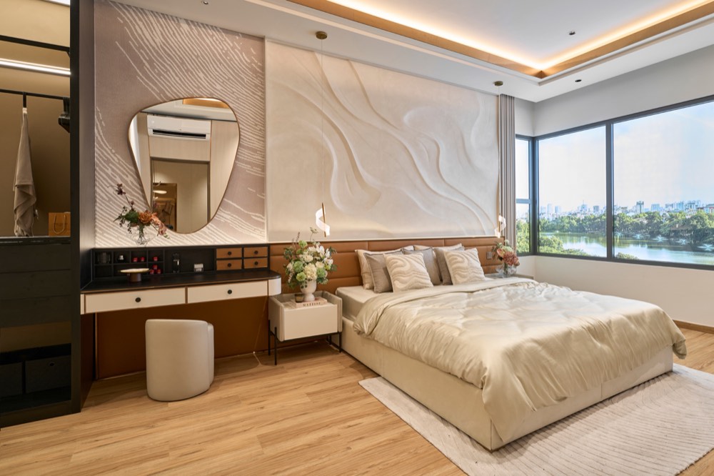 Nhà mẫu: phòng ngủ master nhìn ra cửa sổ